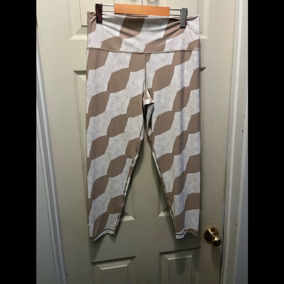 Aerie tan and white abstract patterned active cropped leggings XL